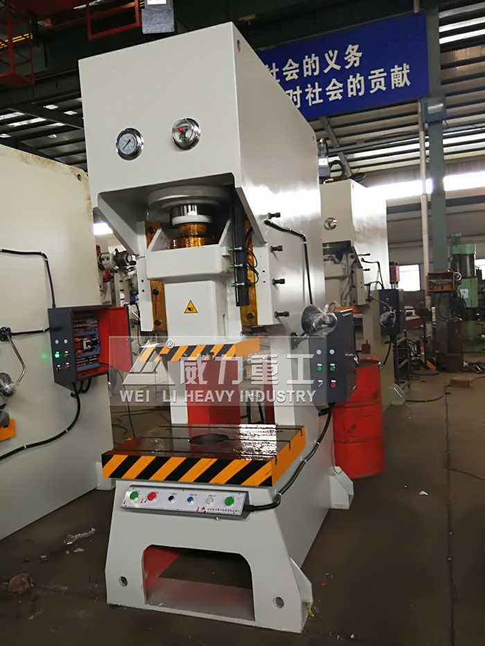 數控100噸液壓沖床加工現場