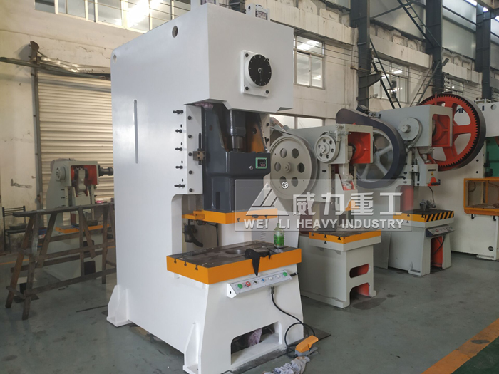 110噸氣動沖床生產車間1