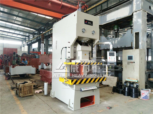 液壓沖床加工車(chē)間