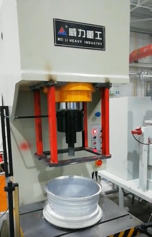 汽車輪轂沖孔用100噸液壓沖床